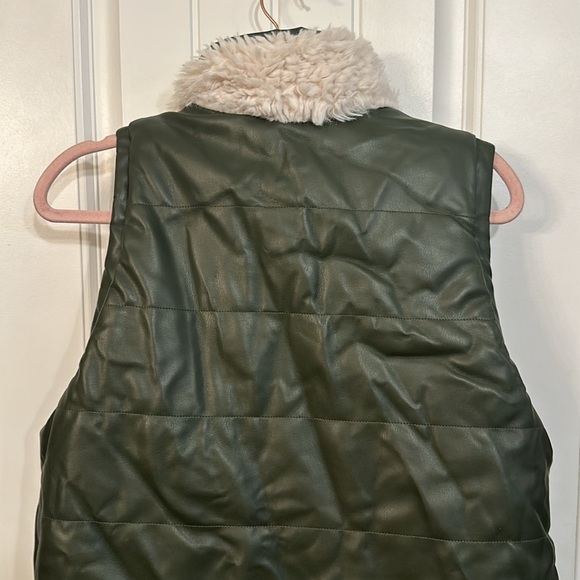 Tuckernuck Reversible Green Faux Leather and Sherpa Vest Size Medium - Picture 13 of 14